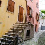 Ulička v Malcesine, Lago di Garda, Italy