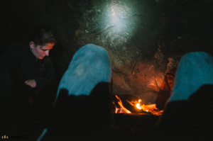 Odpočíváme pod boulderem na Komínských skalách