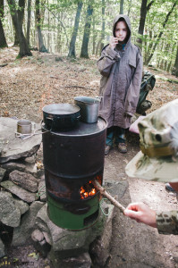 Vaření na kamnech v lese