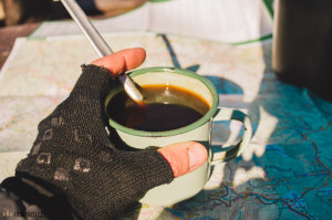 Vaření kávy na turistickém vařiči